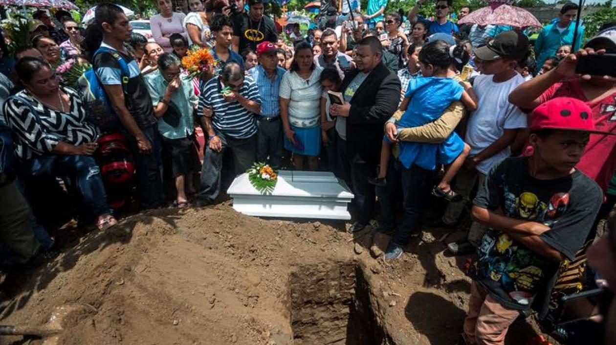 Familiares y vecinos asisten al funeral del niño Teyler Leonardo, de 14 meses, hoy, en Managua.