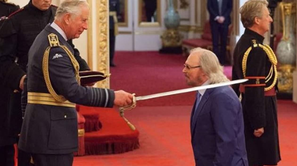 Barry Gibb recibió la condecoración del heredero al trono británico, el príncipe Carlos.