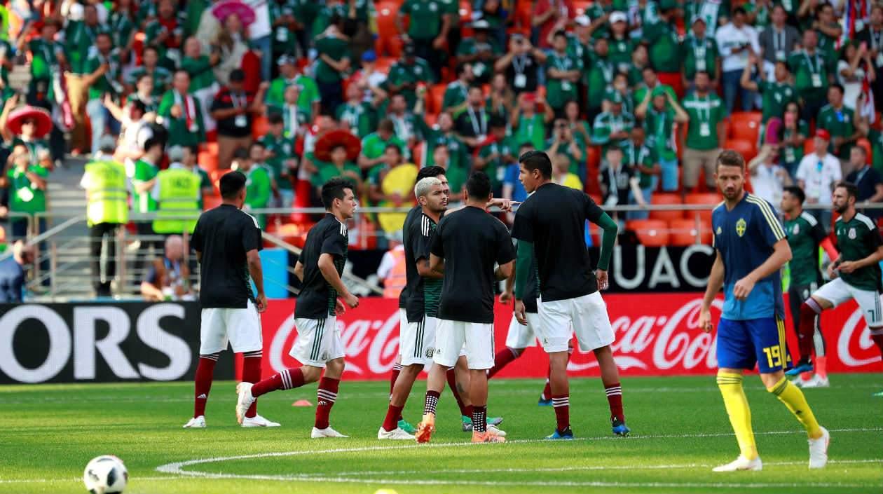 Selección de México calienta en el partido. 