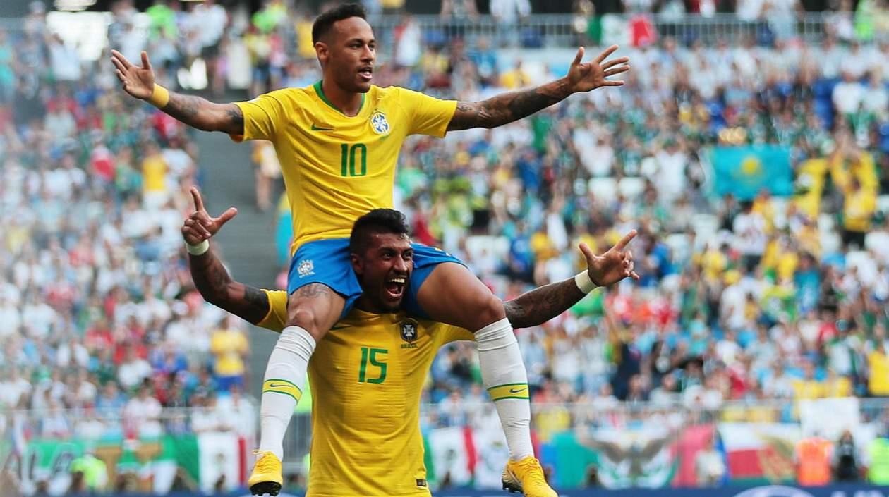 Neymar y Paulinho festejan el gol. 