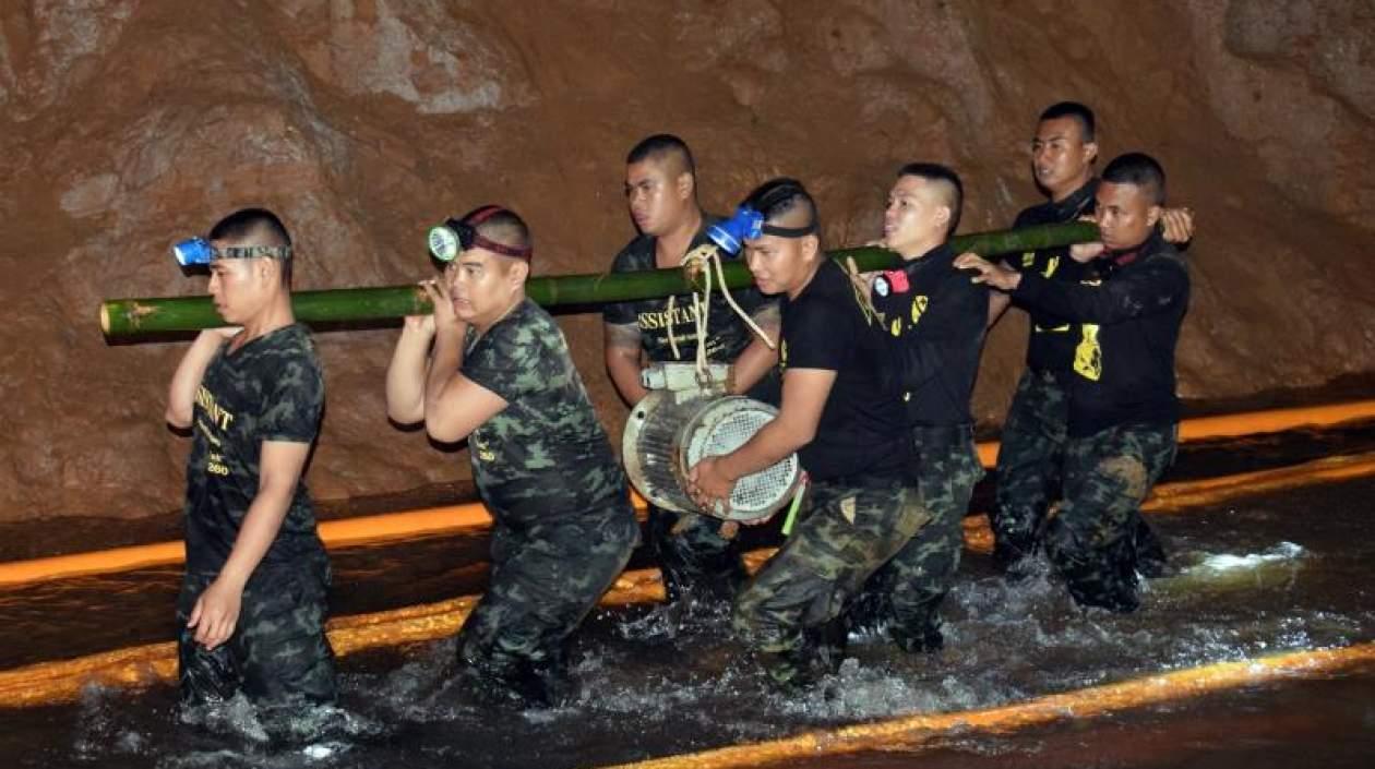 El grupo fue encontrado en un terreno elevado cerca del agua que inunda los pasadizos.