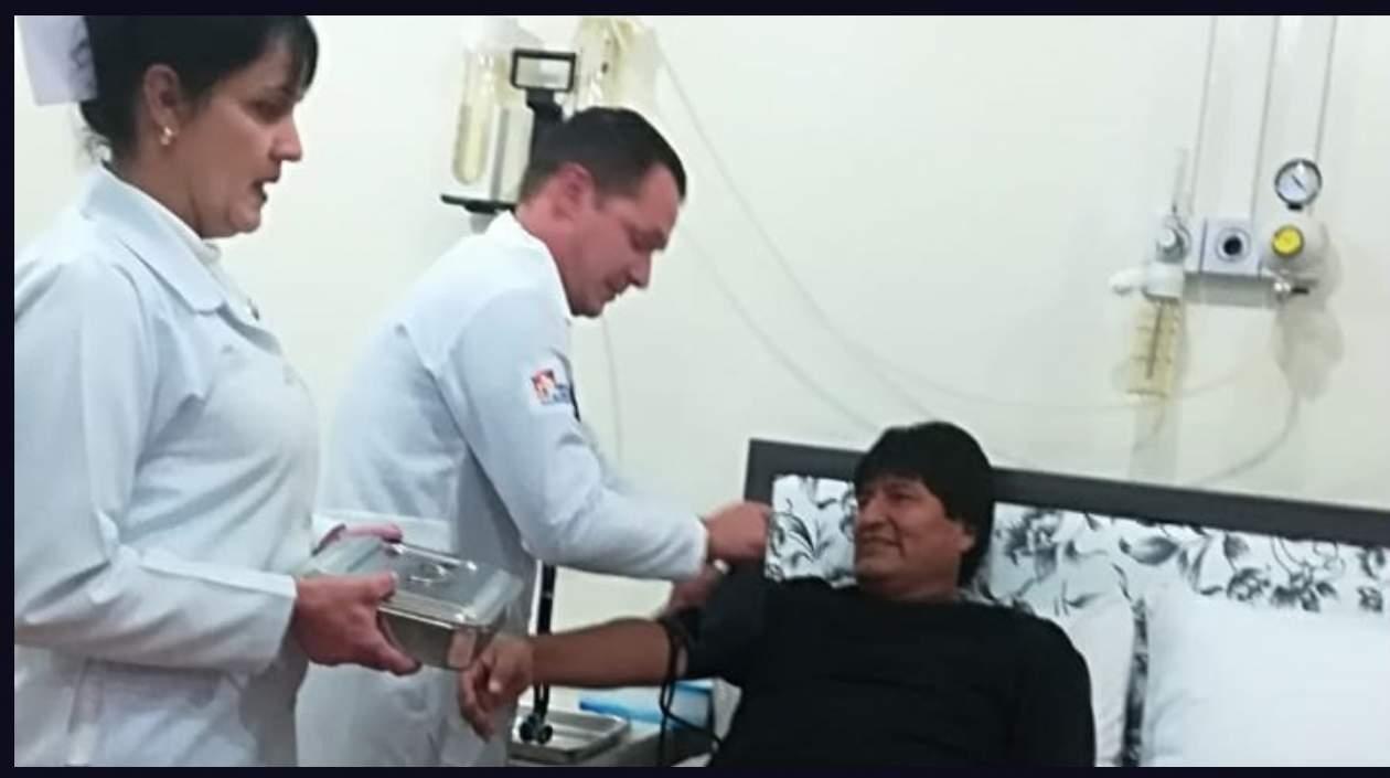 El presidente de Bolivia, Evo Morales, estará en la clínica hasta el viernes.