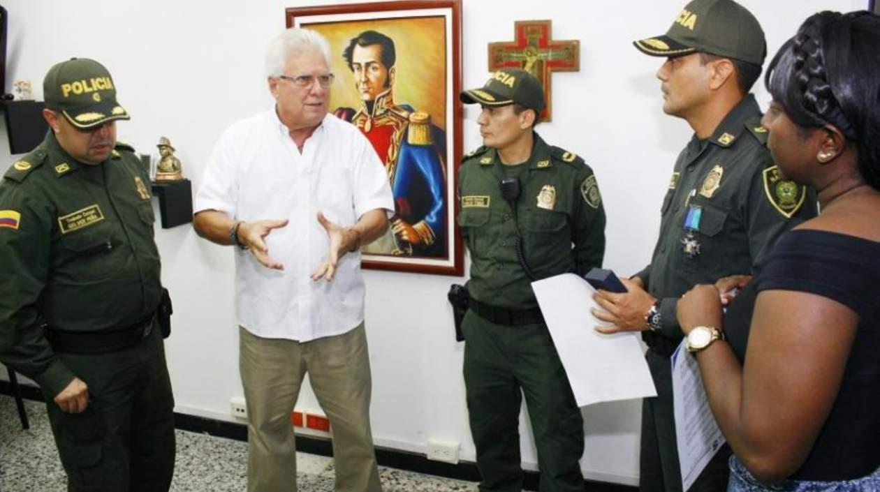 El Alcalde de Soledad, miembros de la Policia y la Secretaria de Gobierno, en una reunión sobre la seguridad del municipio.