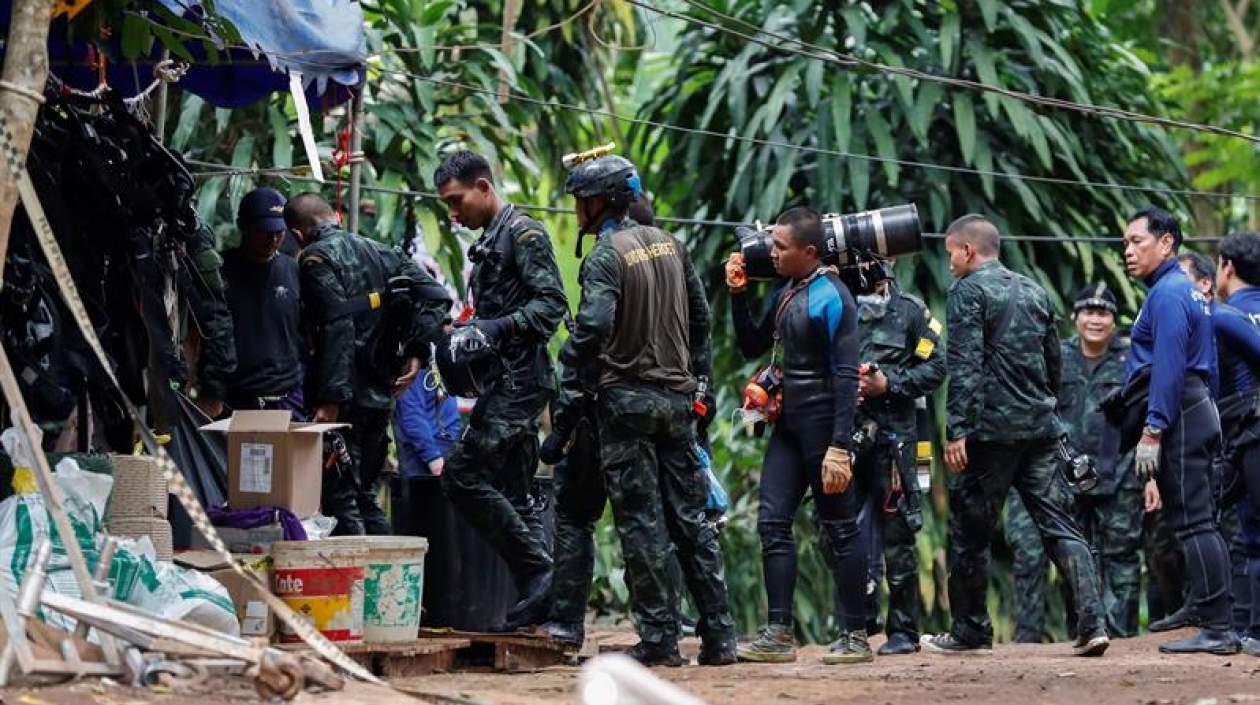 Soldados en los alrededores de la cueva donde están atrapados los niños en Tailandia.