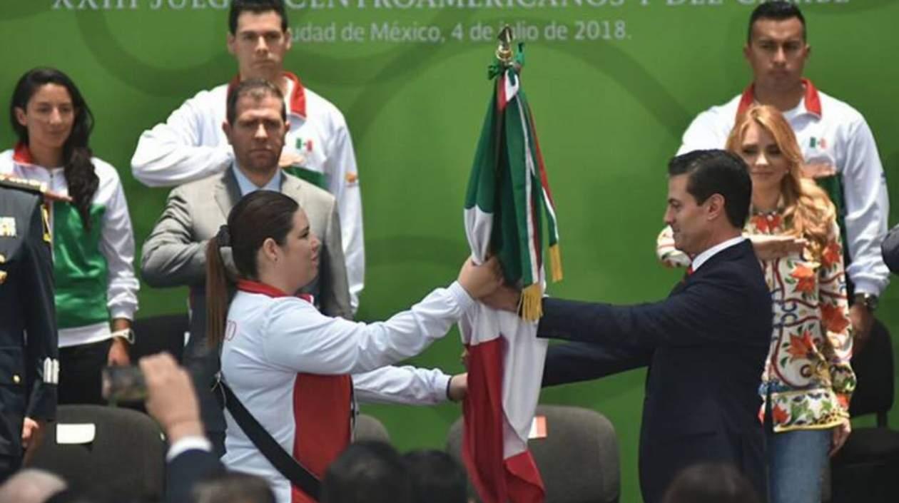El presidente de México Enrique Peña ya le entregó la bandera a los deportistas que representarán a su país en Barranquilla 2018. 