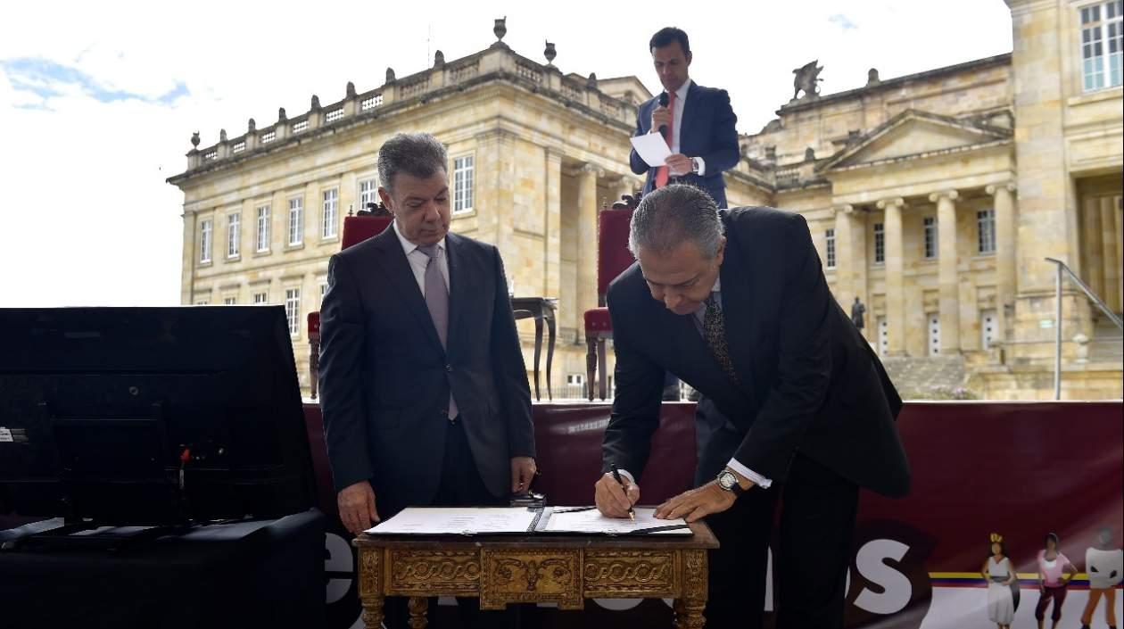 El Presidente y el Vicepresidente de Colombia firmaron el pacto nacional por la vida de los líderes sociales.