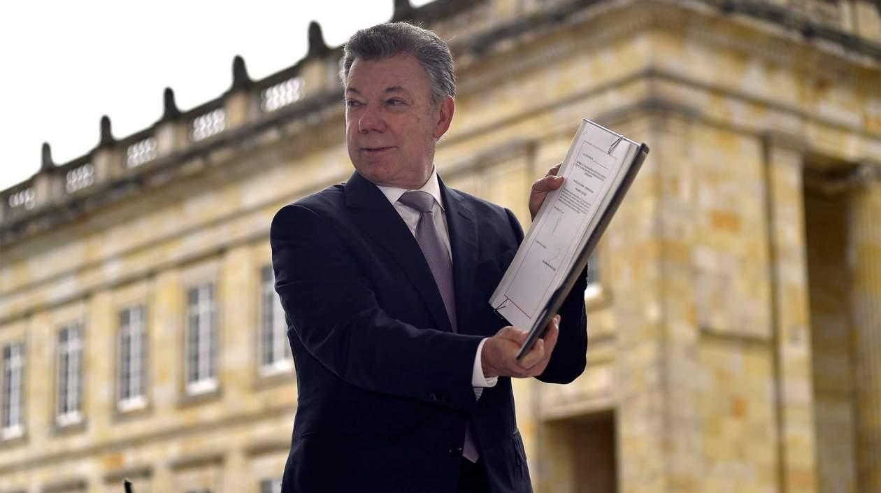 Juan Manuel Santos al firmar el Estatuto de la Oposición. 