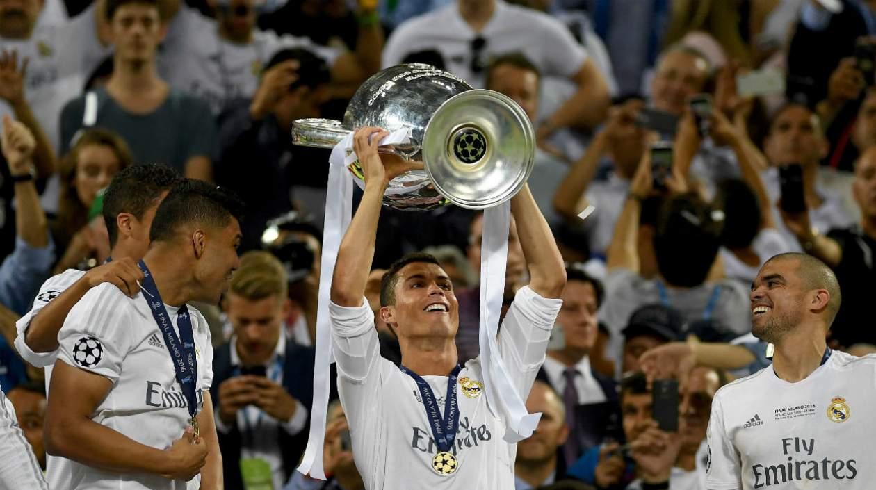 Cristiano Ronaldo celebra con el trofeo de la Liga de Campeones. 