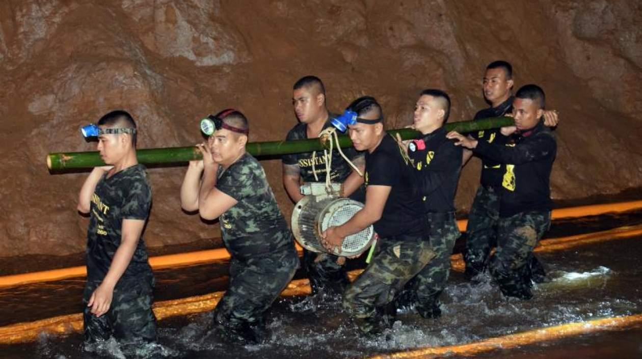 Rescatistas en cueva de Tailandia