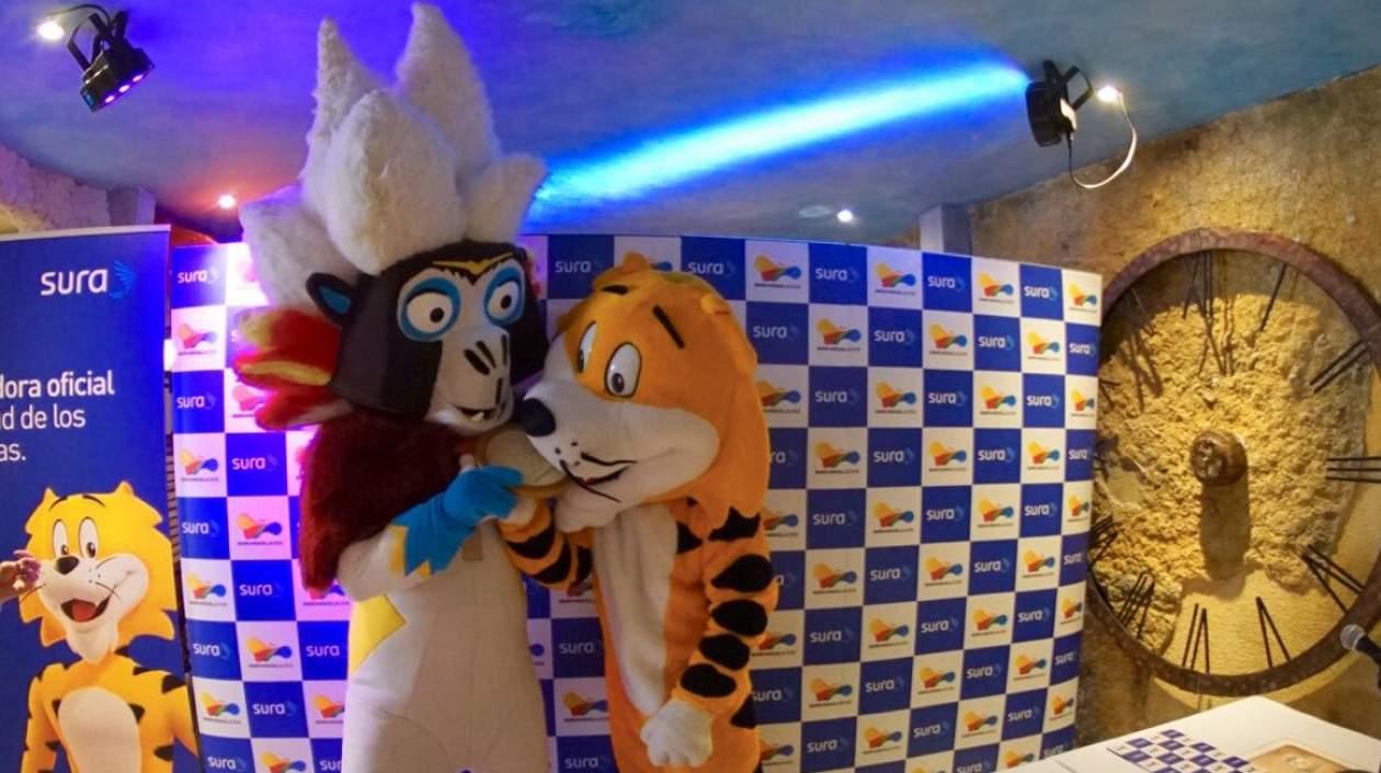 Baqui y el tigre de Sura, durante el anuncio del seguro médico a los participantes de los Centroamericanos.