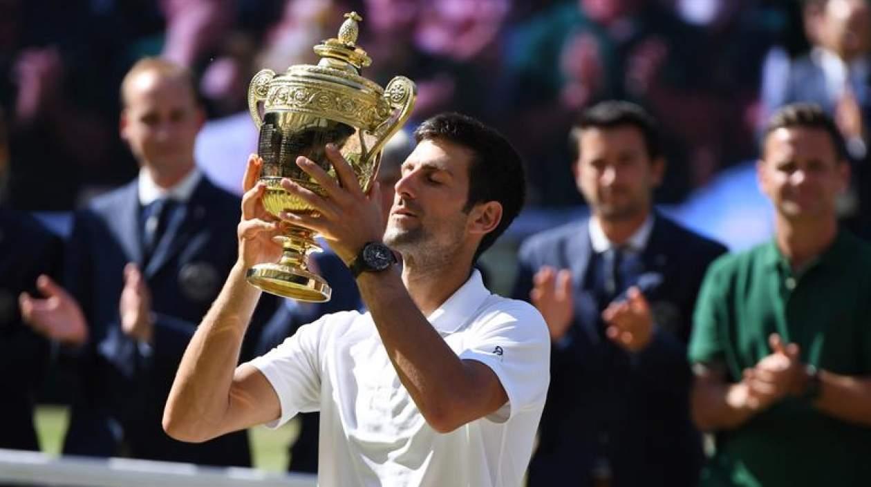 El serbio Novak Djokovic levanta el trofeo en Wimbledon.
