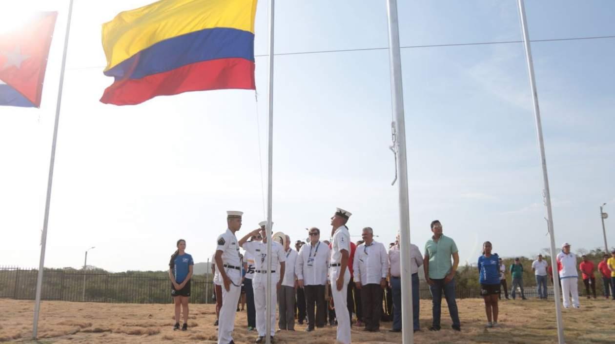 Momento en que se izó la bandera de Colombia. 