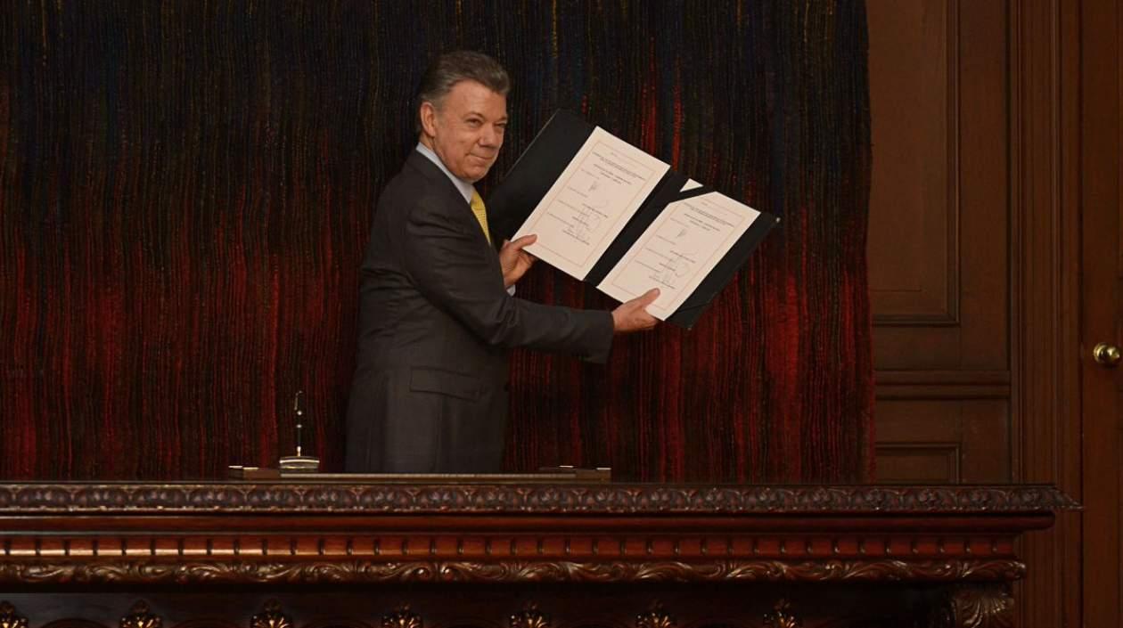 Presidente Santos después de firmar la ley.