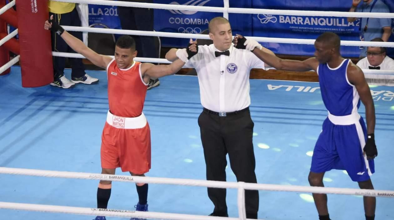El árbitro levanta la mano a Jhon Wilmer Martínez quien le ganó a Ajayi Jones, de Barbados,.