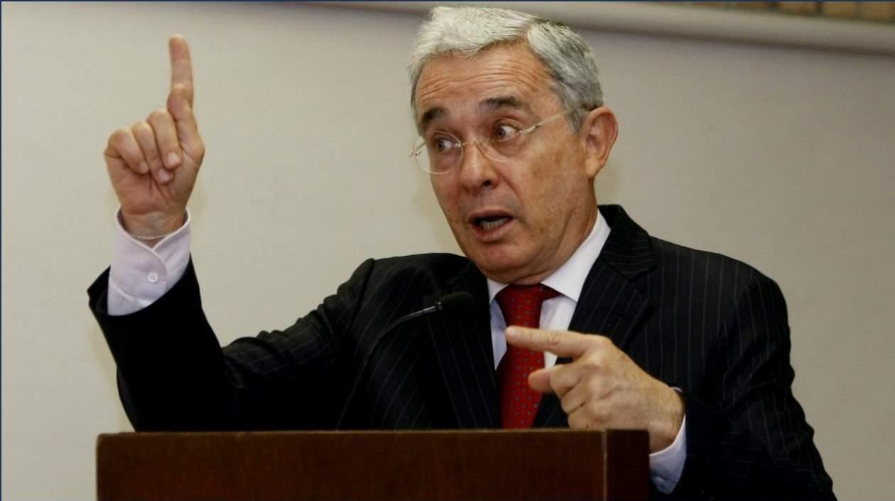 Álvaro Uribe Vélez, senador.