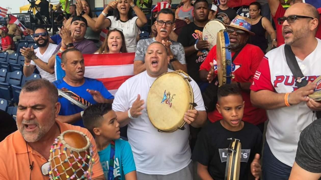 Fanáticos de la novena de Puerto Rico. 