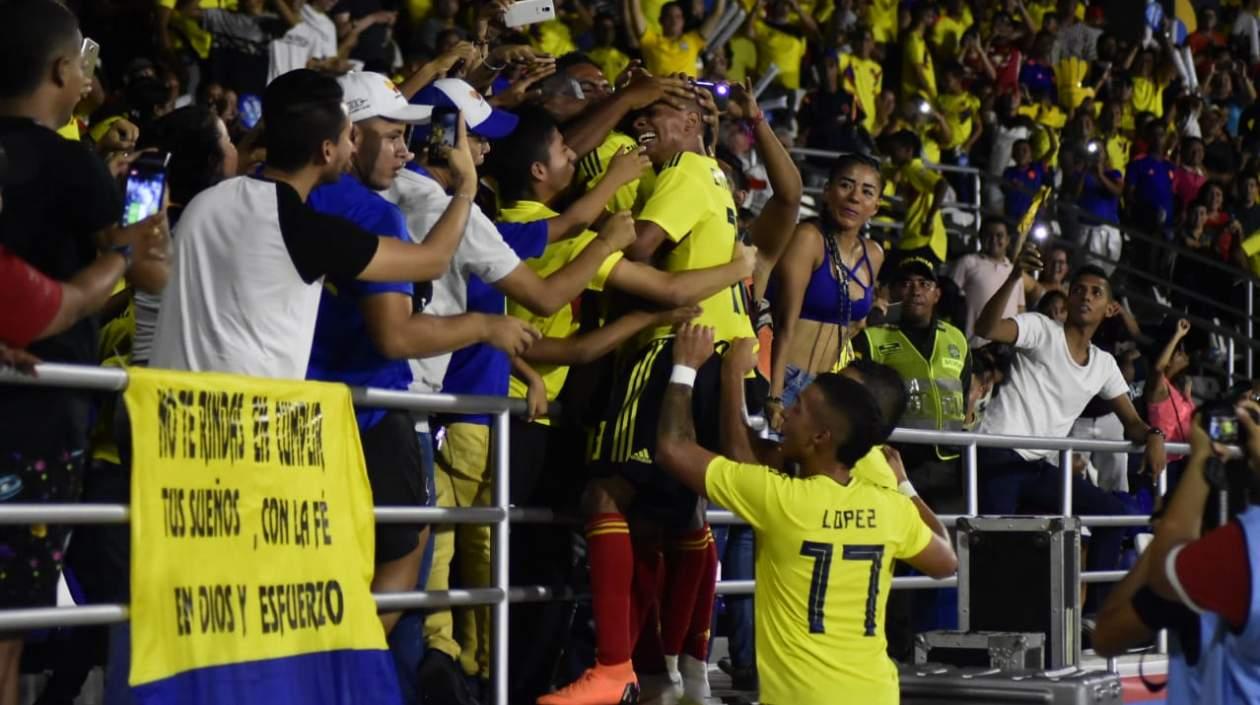 Julián Quiñones celebrando con la tribuna el tercer gol de los colombianos.