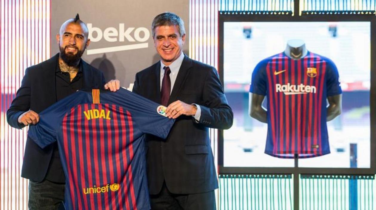 El vicepresidente tercero y responsable deportivo del FC Barcelona,Jordi Mestre posa junto al jugador chileno Arturo Vidal, durante la presentación hoy.