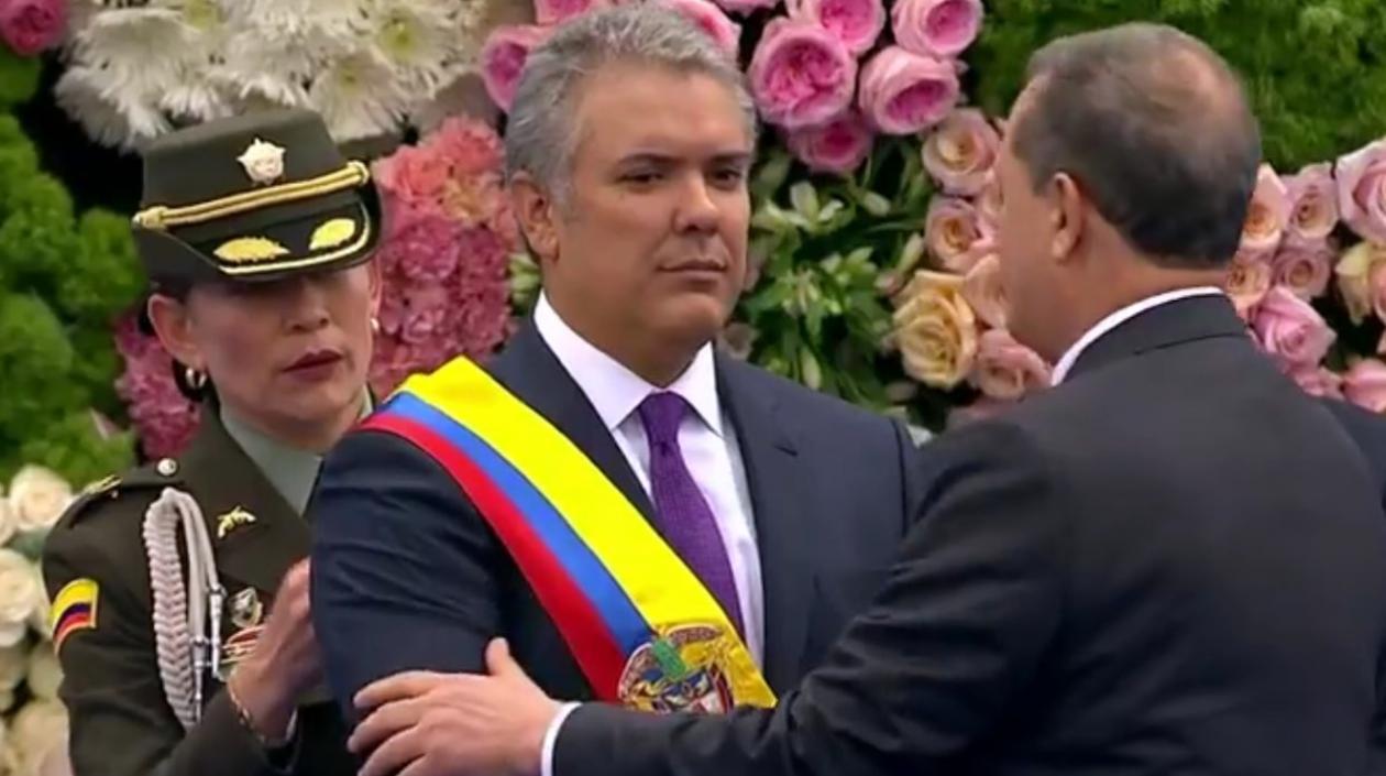 El Presidente del Congreso, Ernesto Macías, toma juramento del nuevo Presidente, Iván Duque.