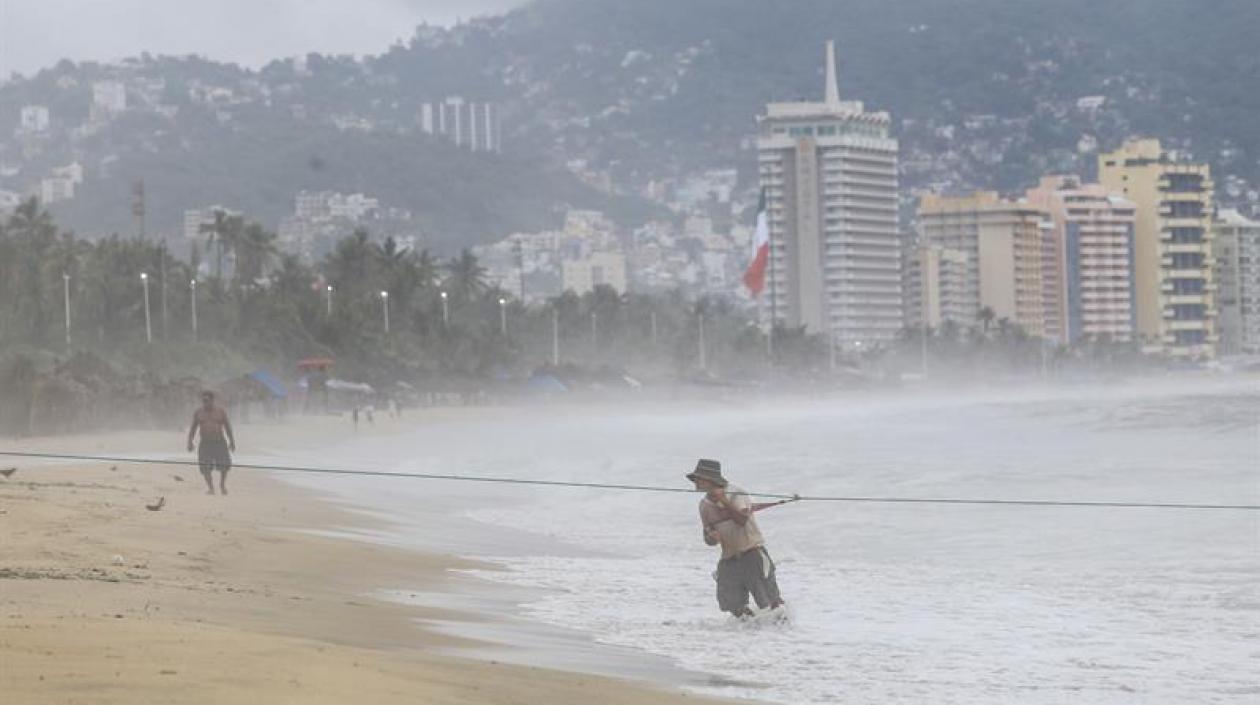Vista general de la turbulencia en el mar del puerto de Acapulco, en el estado de Guerrero (México) hoy, debido a las tormentas tropicales Ileana y John. 