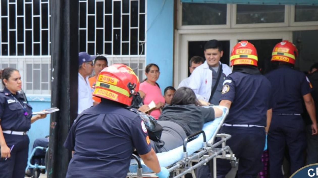 Bomberos ingresando a una de las afectadas al hospital. 