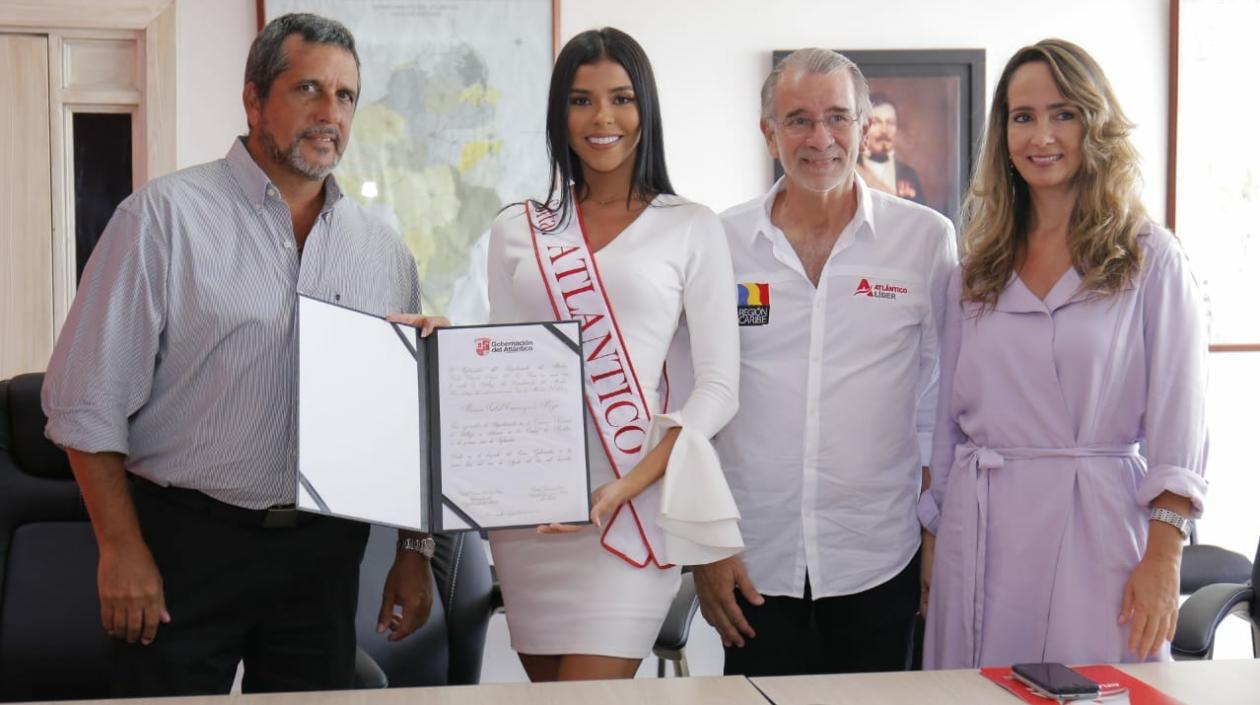 Luis Puello, representante del Comité de Belleza del Atlántico; Miriam Carranza, Señorita Atlántico; el Gobernador Eduardo Verano y Diana Caballero. 