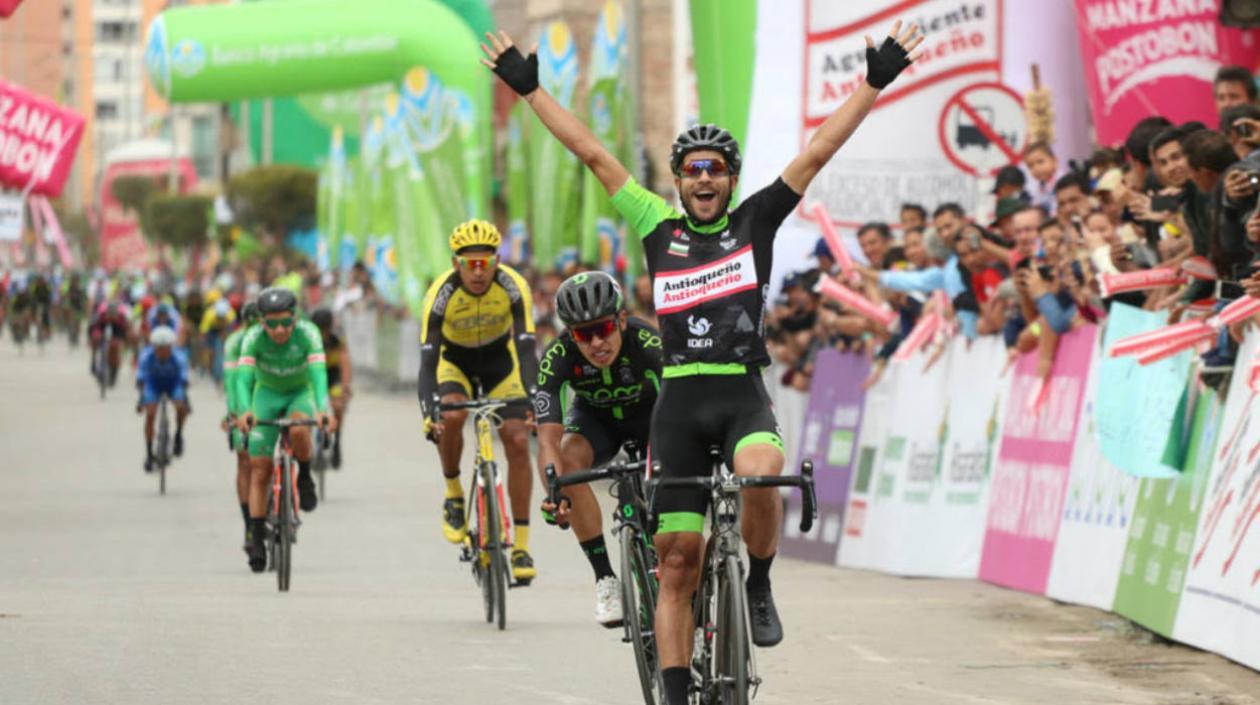  Carlos Julián Quintero celebra tras ganar la etapa. 