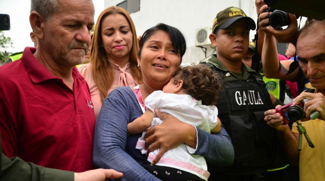  Wendy María Castro Betancourt abraza a su bebé, después de ser rescatada por la Policía.
