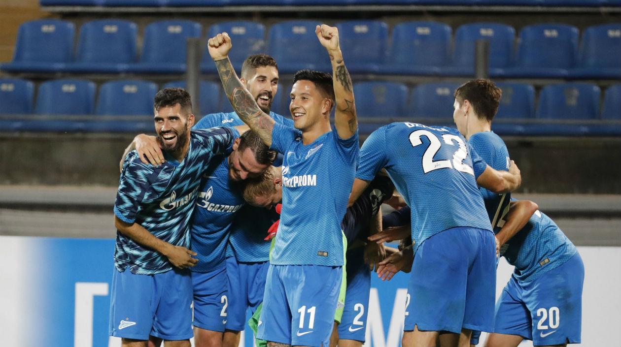 Jugadores del Zenit celebran tras uno de los goles. 