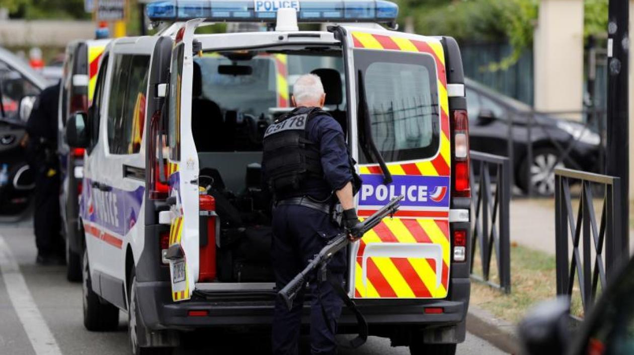 La Policía en París atiende el caso del hombre armado de cuchillo.