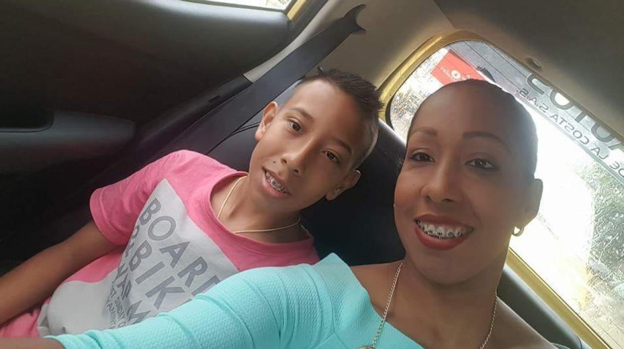 Milena Patricia Hernández junto a su hijo. La madre del menor autorizó el uso de la imagen.