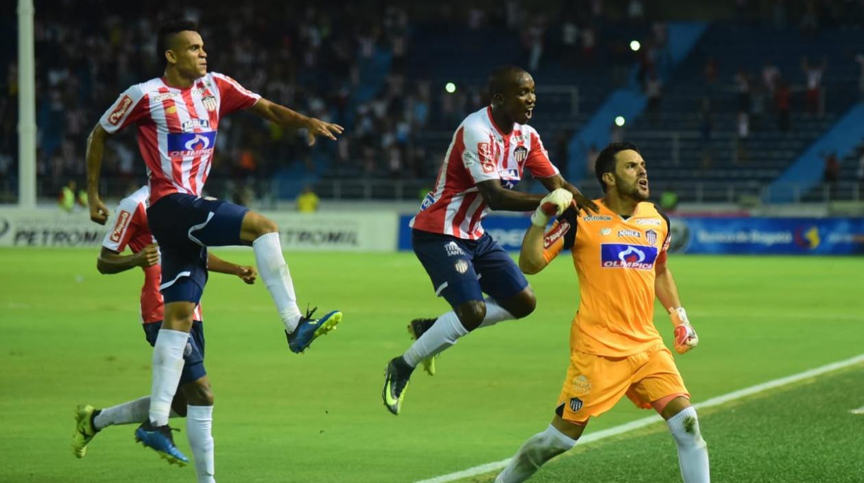 Sebastián Viera celebra el gol que le marcó al DIM.