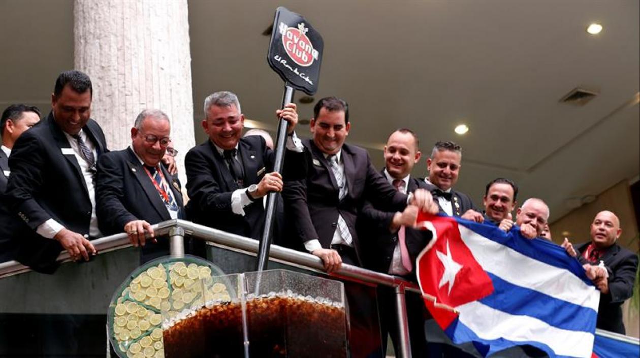 Momento en que finalizan el "Cuba libre" más grande del mundo.