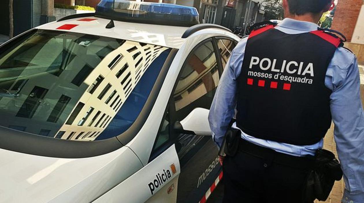 La policía catalana (Mossos d'Esquadra) informó del hecho en que el colombiano cayó desde una altura de 10 metros.