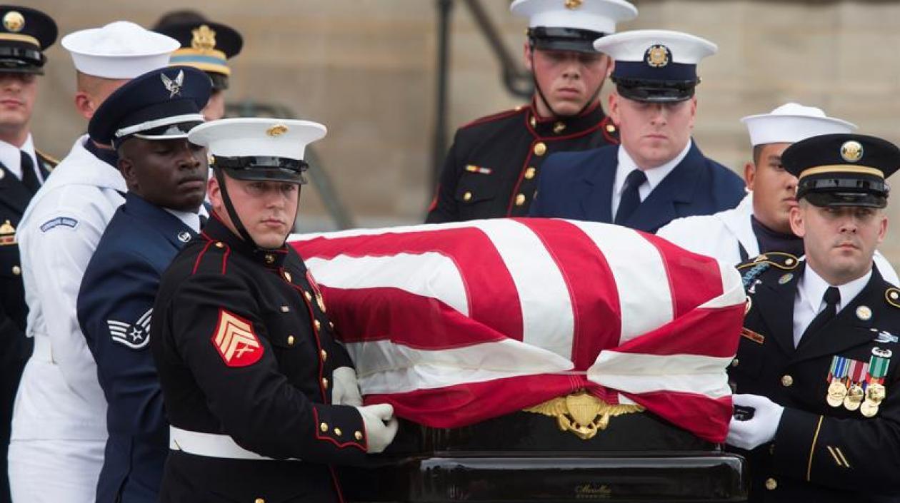 Con honores militares fue sepultado el senador John McCain.