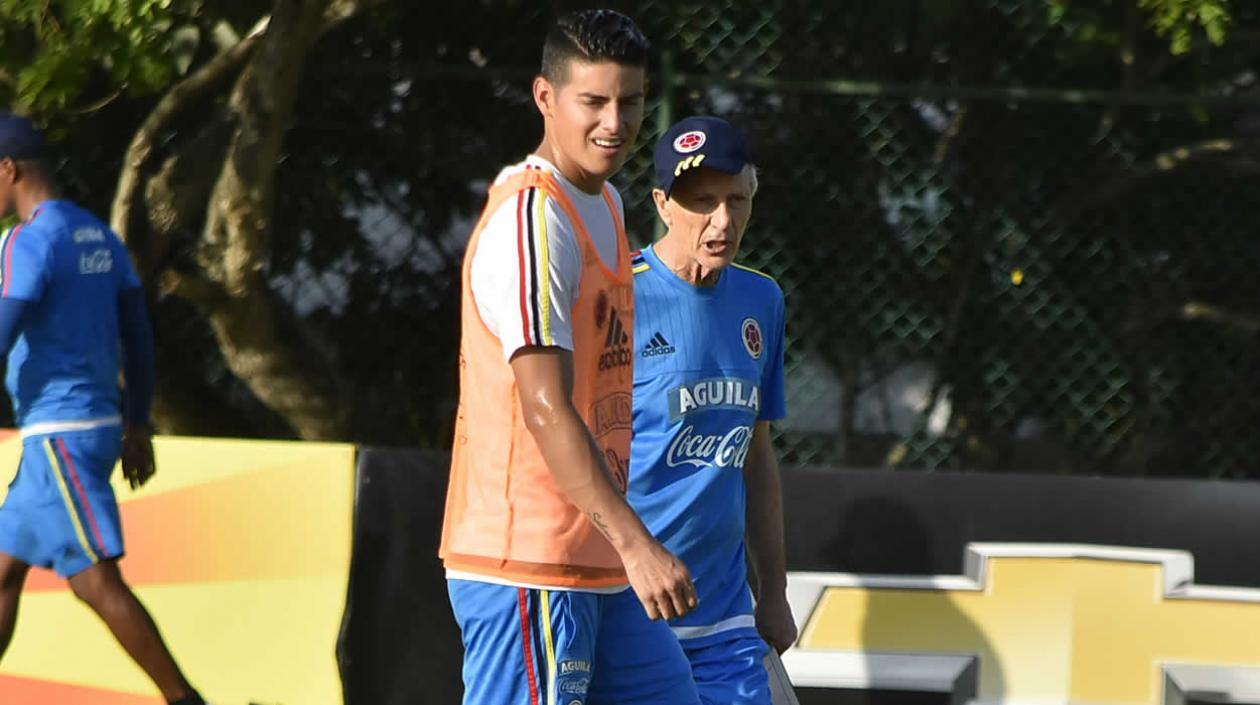 James Rodríguez camina con José Pékerman durante un entrenamiento. 