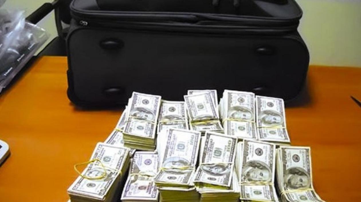 Las autoridades decomisaron cerca de 350.000 dólares que estaban escondidos dentro de una maleta.
