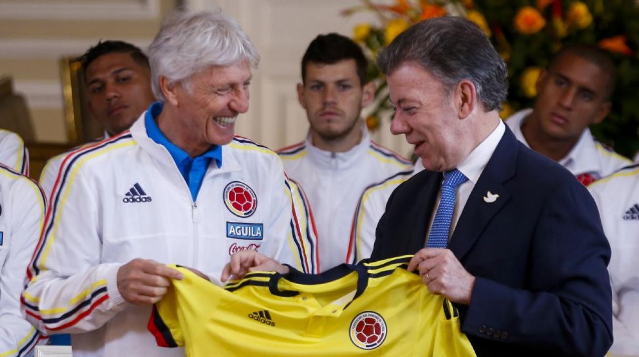 José Pékerman recibe la camiseta de la Selección Colombia de manos de Juan Manuel Santos.