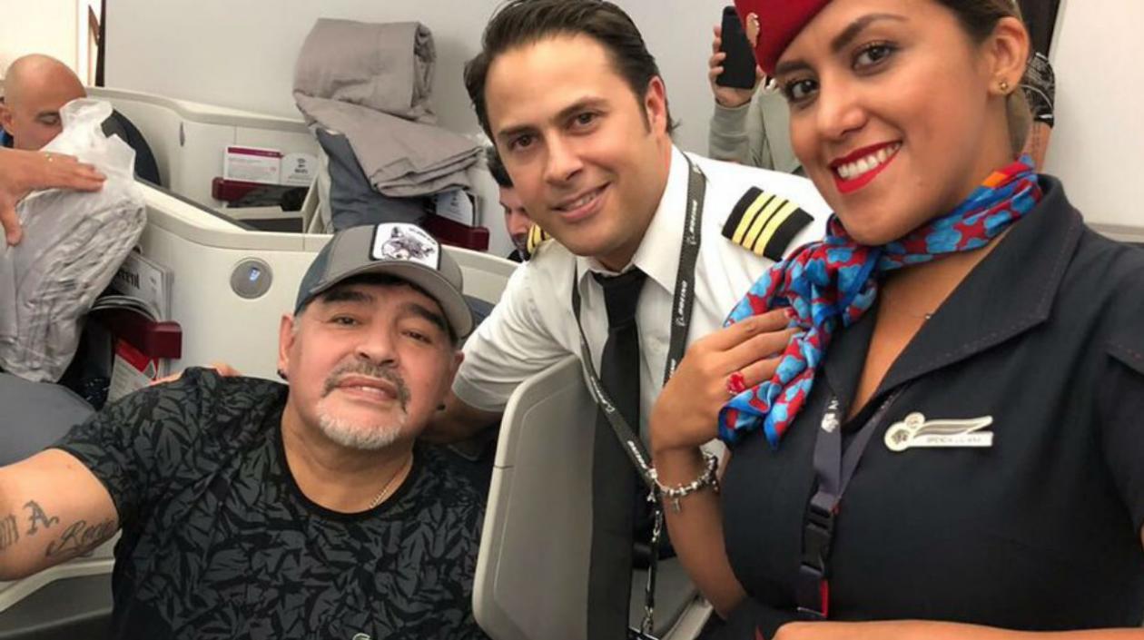 Diego Maradona en el avión que lo llevó a México. 
