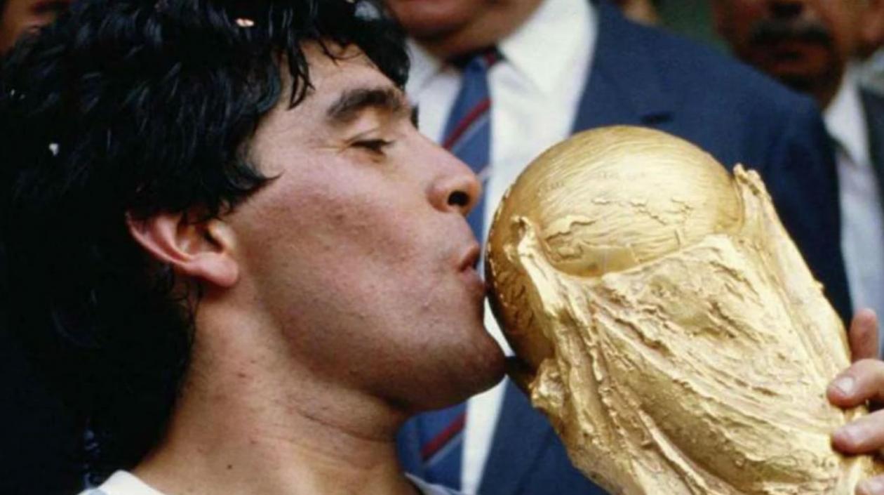 Diego Maradona besa el trofeo de la Copa del Mundo. 