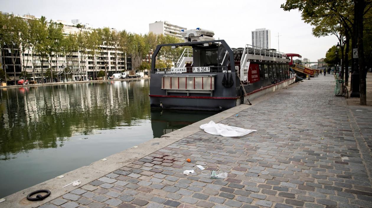 Restos de sangre en el escenario del ataque con cuchillo perpetrado en París