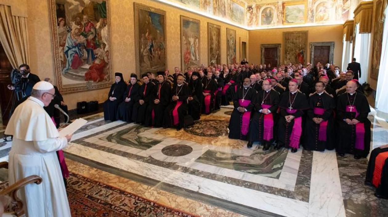El Papa Francisco (i) durante una audiencia en la que ha recibido a los nuevos obispos en la Sala del Consistorio del palacio Apostólico en la Ciudad del Vaticano.