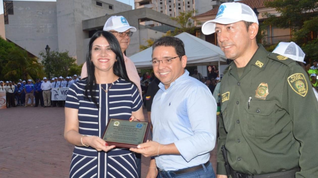 Nancy Navarro, gerente de Vivac, recibe el reconocimiento por parte del Alcalde de Santa Marta y el Comandante de la Policía de Santa Marta.