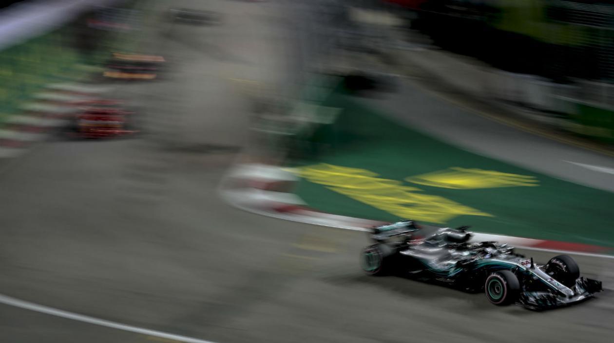 Lewis Hamilton acelera en una curva. 