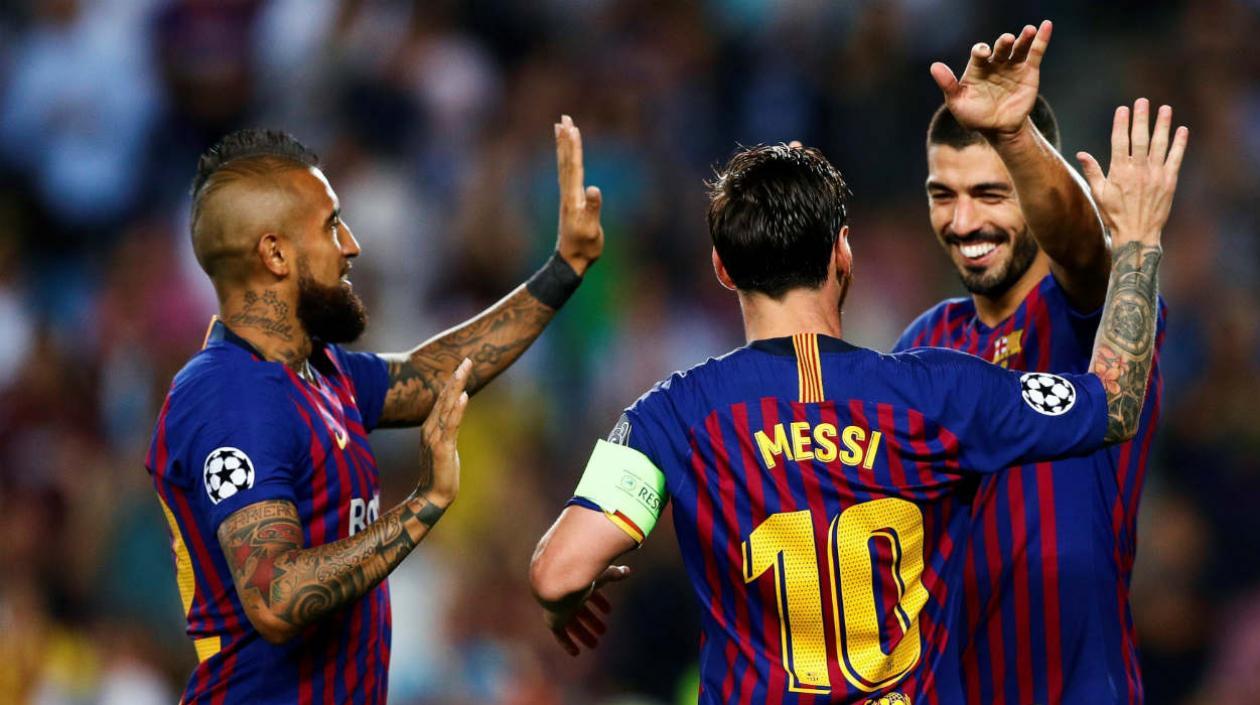 Arturo Vidal y Luis Suárez se felicitan con Lionel Messi. 