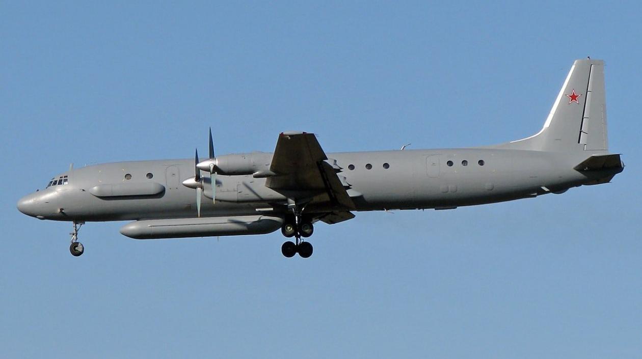 El derribo accidental de un avión IL-20  costó la vida a los 15 militares rusos. 