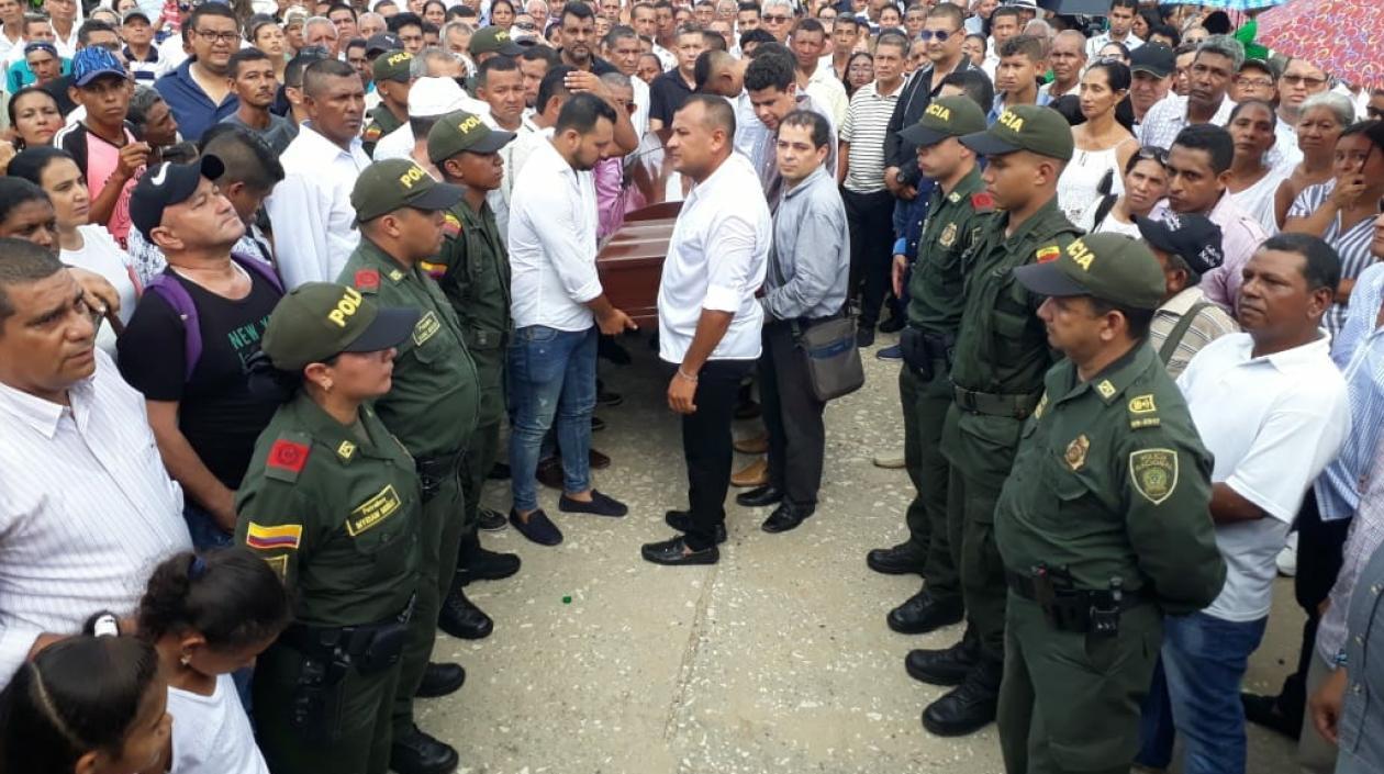 Familiares de Víctor Mendoza acompañaron el féretro hasta el Cementerio de Sabanalarga