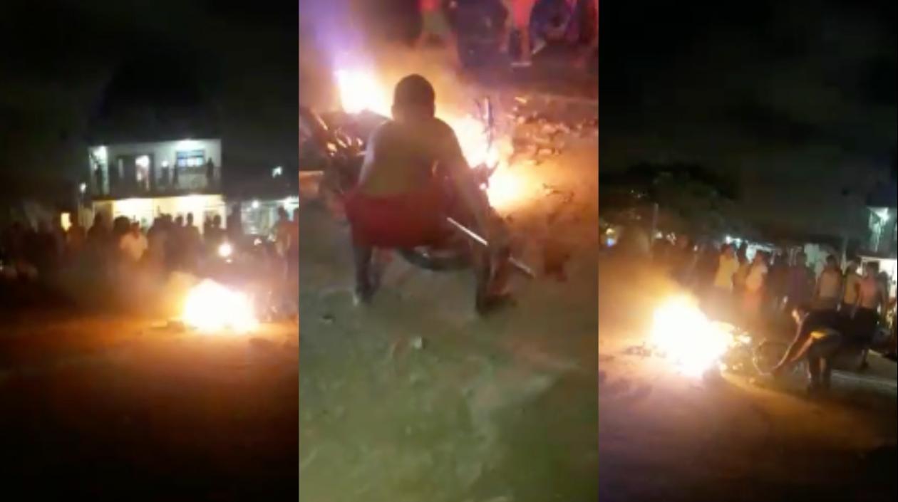 Así quemó la comunidad la moto en Villa Katanga.