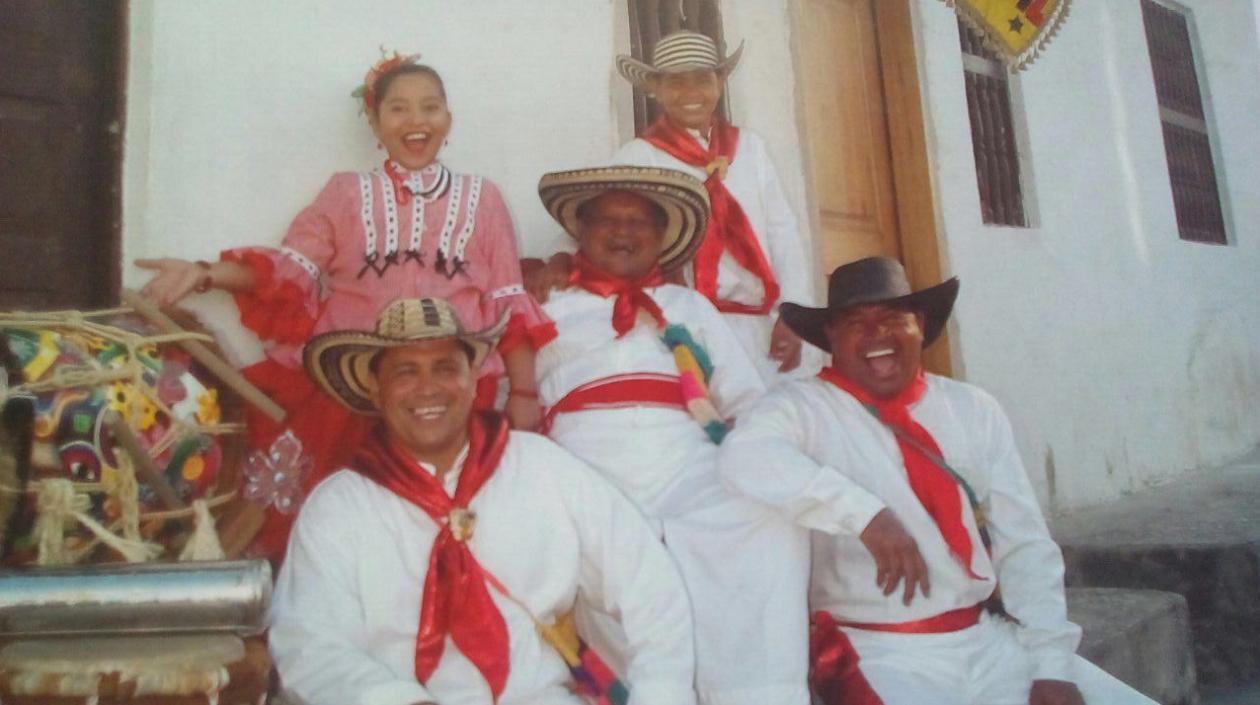El cumbiambero Luis Altamar rodeado de sus hijos.