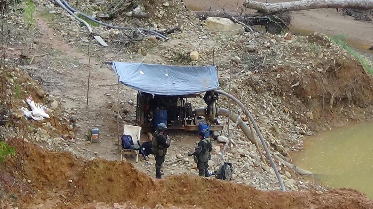  La Policía intervinó 5 minas y capturó a 11 personas, de las cuales 9 trabajaban en labores de minería en socavones de oro.